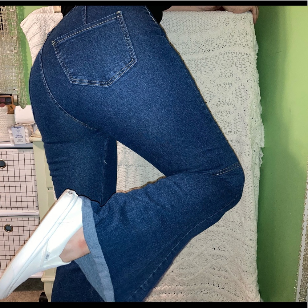 Bell-Bottom Curvy Cut Jeans